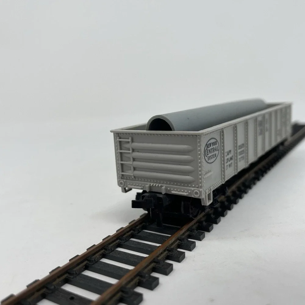 TWO Gondola Cars w/ Loads Vintage Lionel HO Michigan Central Red Gray Logs Pipes